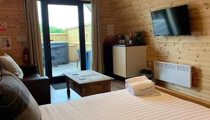 Superior Glamping Pod With Hot Tub