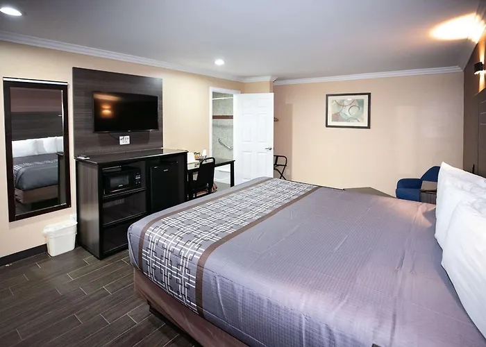 Rodeway Inn & Suites Bellflower