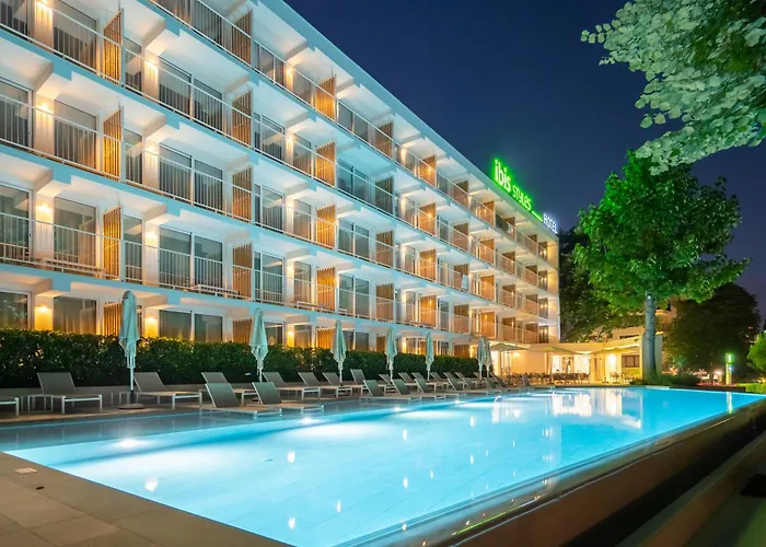Ibis Styles Golden Sands Roomer Hotel