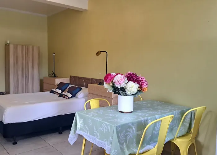 Alec'S Hotel