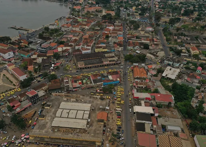 Residencial Avenida Geovanni - Central Sao Tome - Private Bathroom & Solar Backup