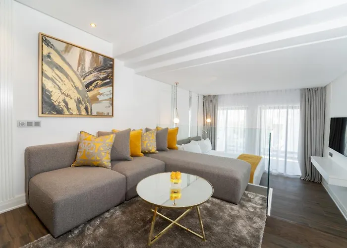Petit Palace Suites Hotel