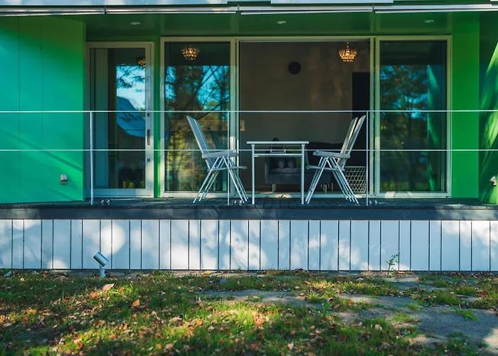 Holiday House Green Garden