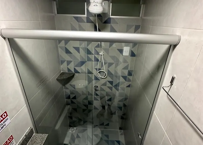 Quarto privativo com banheiro compartilhado em Pousada recém construída,a 500mts do pátio do forró
