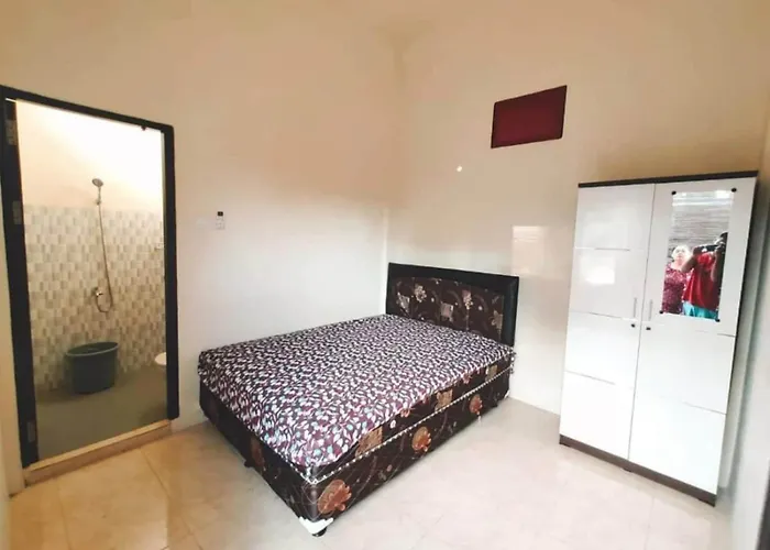 Oyo Life 93525 Griya Wafira Trenggalek Syariah