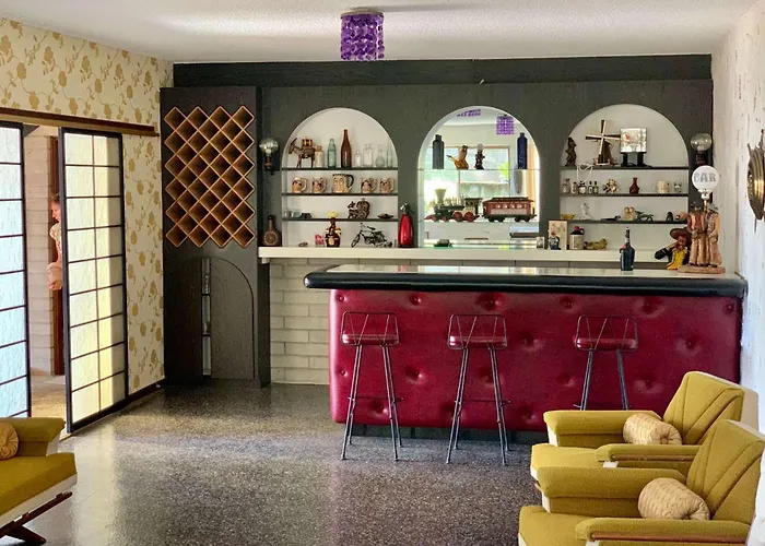 Blast On Hine - Retro Mid-Century Home With Pool