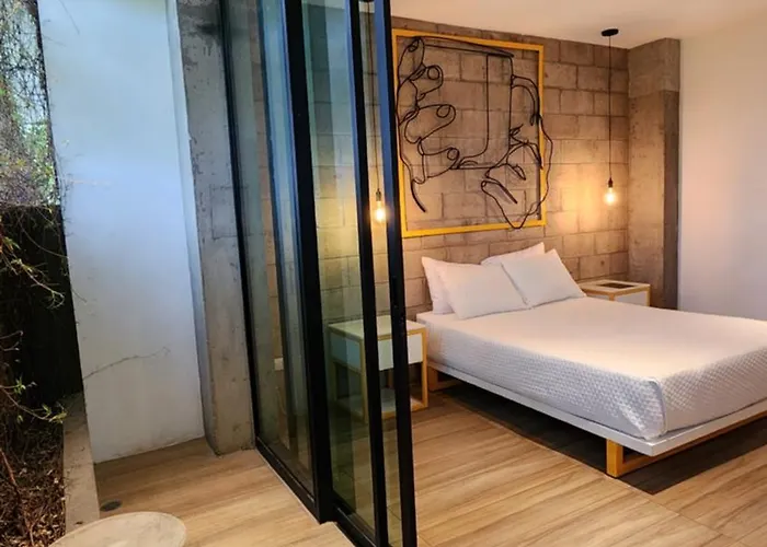 Bourbon Hostal
