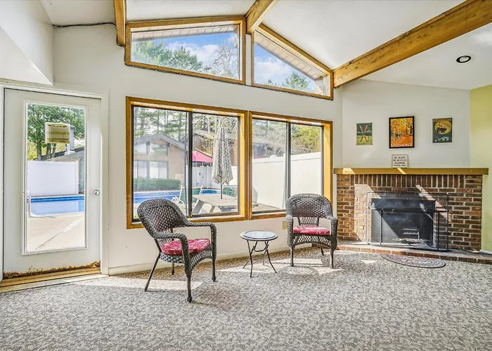 102 Cedarbrook One Bedroom Queen Suite