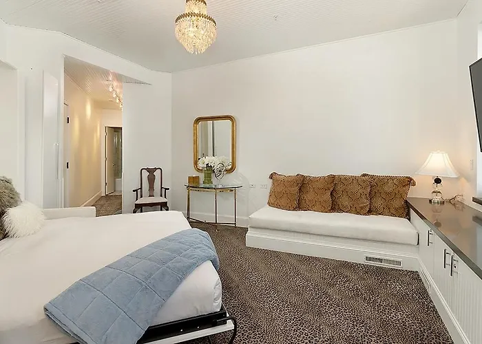 Independence Square 310, Chic, Remodeled Studio W/ Great Location In Aspen, A/C, & Kitchenette