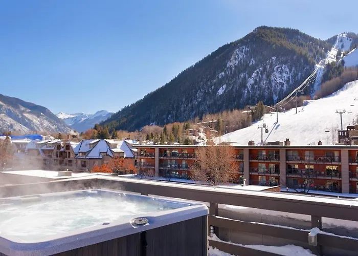 Independence Square 211, Chic Hotel Room With Mountain Views, A/C, & Rooftop Hot Tub