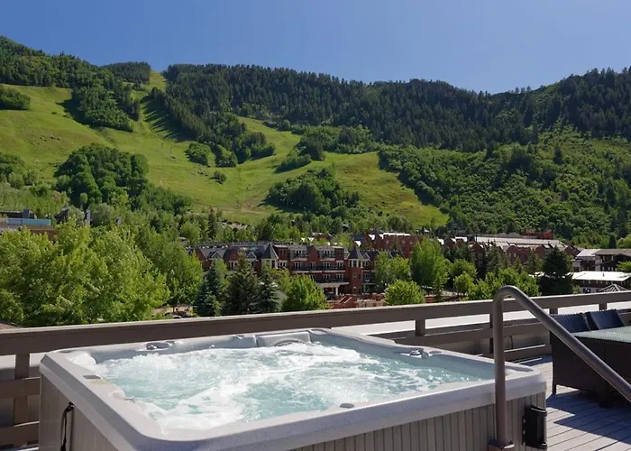 Independence Square Unit 306, Hotel Room With Large Sitting Area & Wet Bar