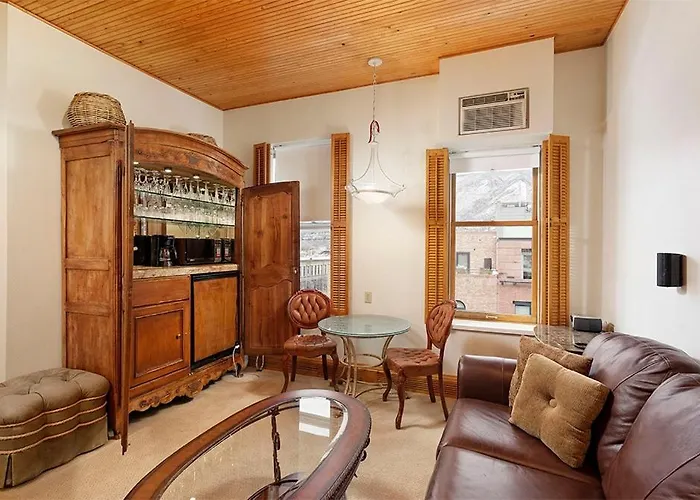 Independence Square Unit 306, Hotel Room With Large Sitting Area & Wet Bar