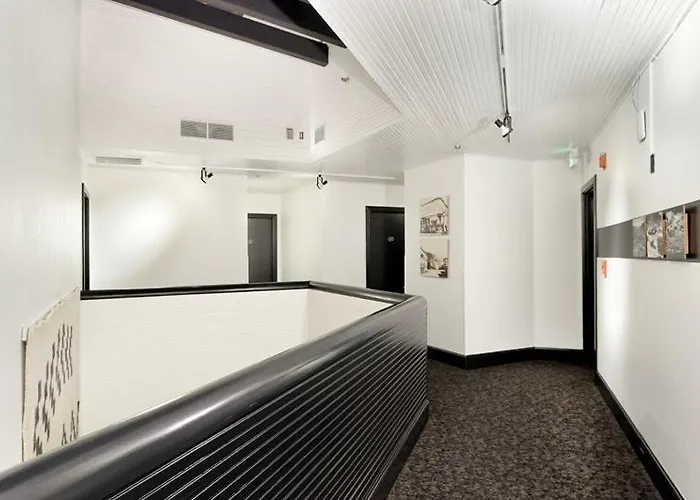 Independence Square 308, Top Floor Hotel Room With Ideal Downtown Location