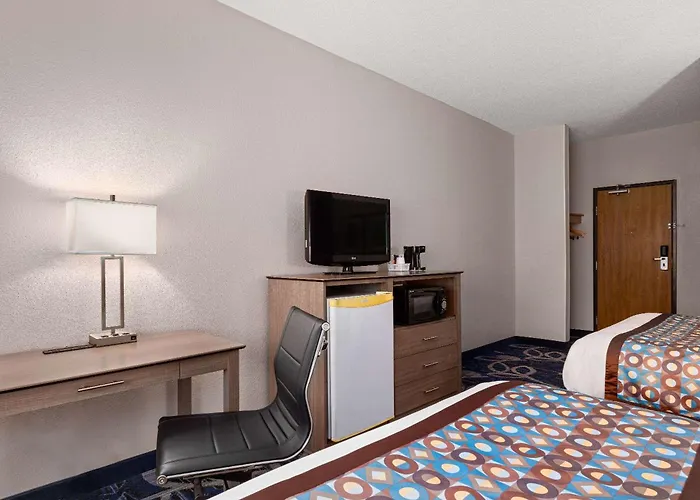 Baymont By Wyndham Waterloo Hotel