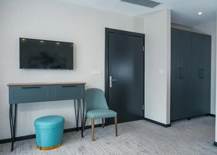 Leo Suites
