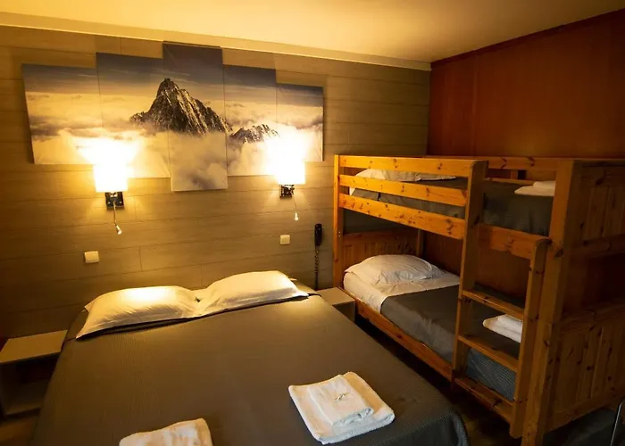 Hotel La Chaumière Garage Moto gratuit À 150 m de la gare SNCF et TMB