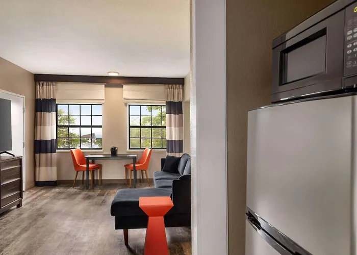 Ramada By Wyndham Albuquerque Airport