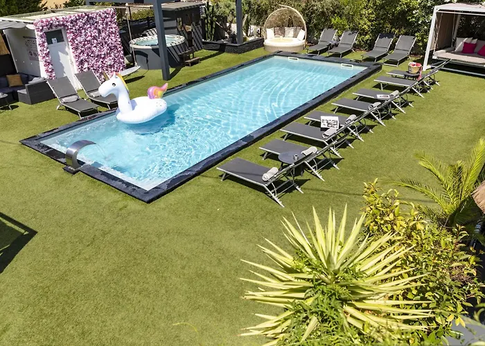 Hôtel Eden Cassis - centre-ville- piscine chauffée, jacuzzi et sauna - parking privé