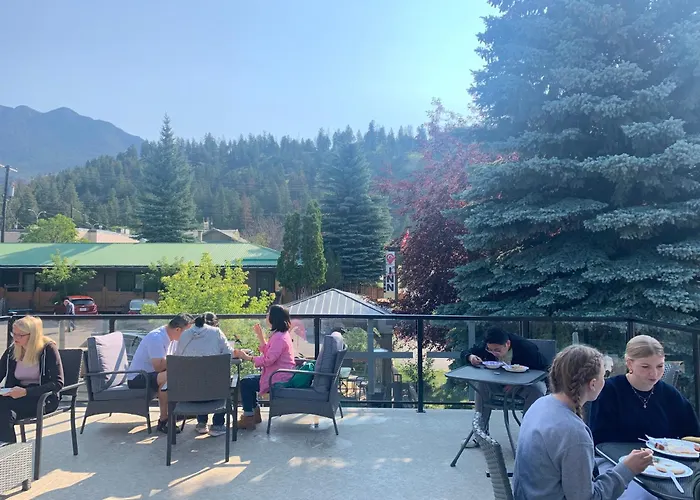 Destination Inn In The Heart Of The Village