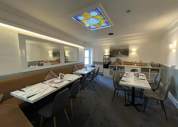 Airlie Arms Hotel