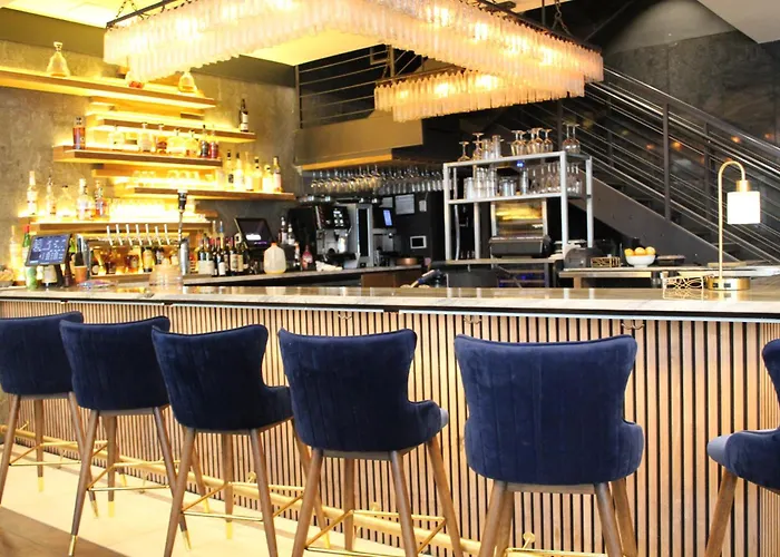 Metropolitan At The 9, Autograph Collection