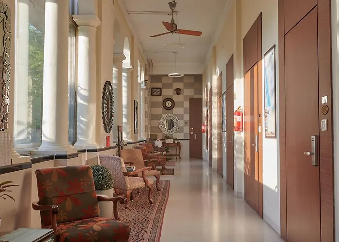 Elphinstone Hotel
