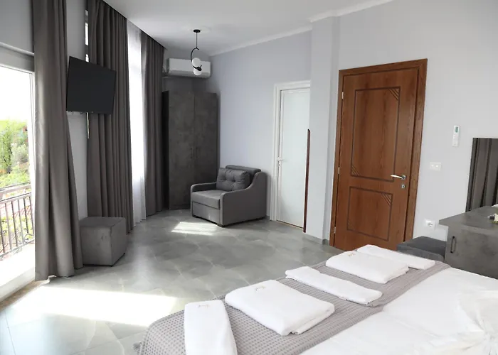 --Hotel Deal-- Rooms With Castle View