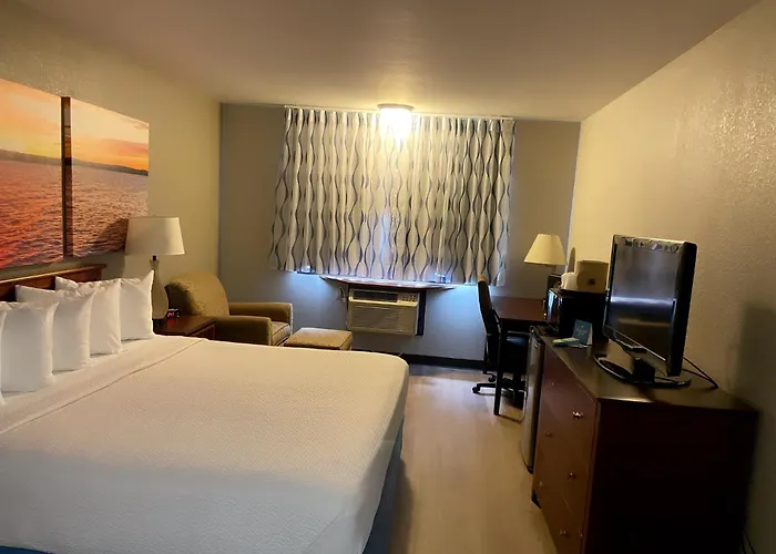 Days Inn & Suites By Wyndham Stevens Point
