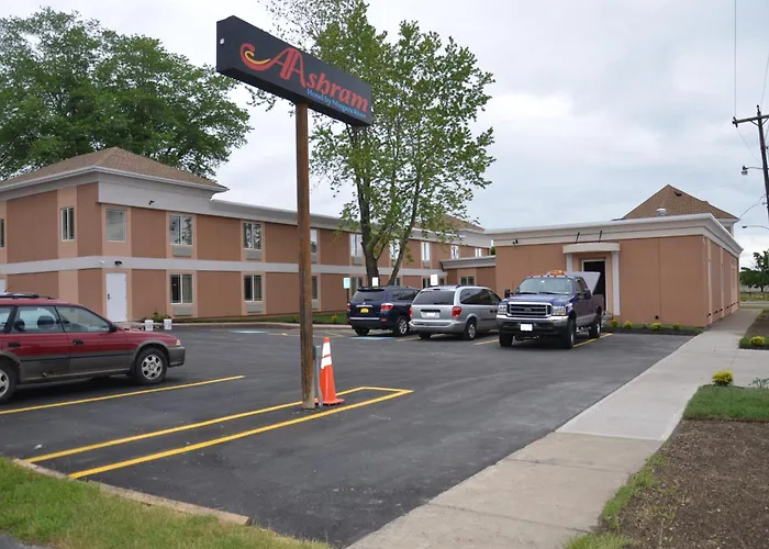 Aashram Hotel By Niagara River