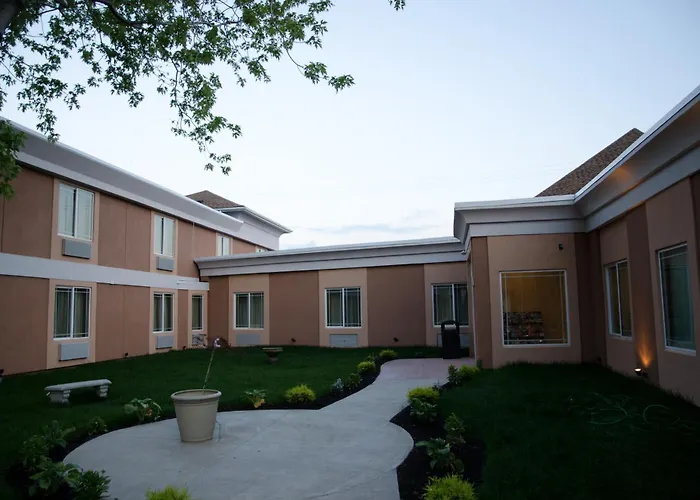 Aashram Hotel By Niagara River