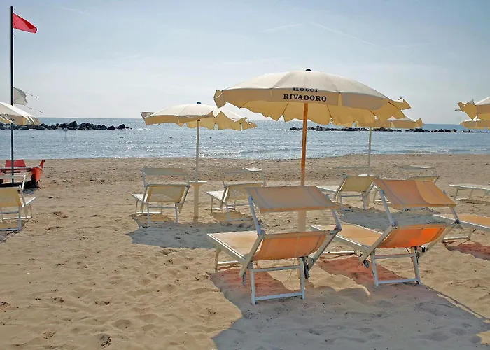 Hotel Rivadoro-Spiaggia ombrellone e lettini-Piscina-Parcheggio