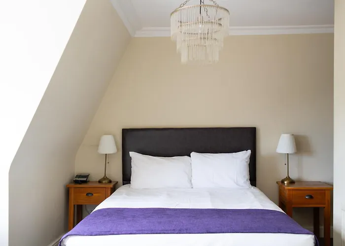 Kew Gardens Hotel