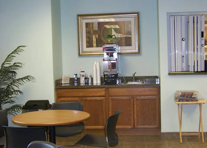 Days Inn & Suites By Wyndham Columbus Ne