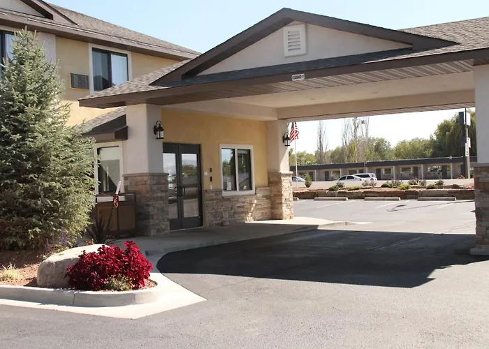 Super 8 By Wyndham Montrose Motel
