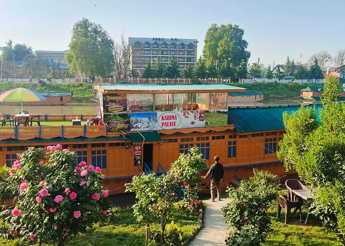 Houseboat Karima Palace