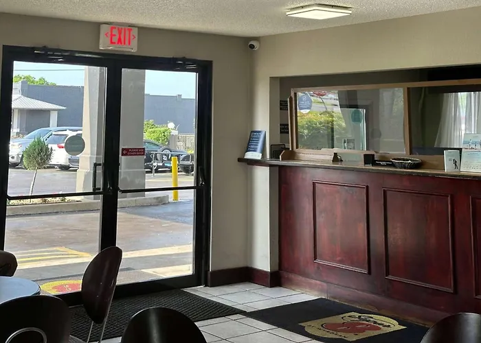 Super 8 By Wyndham Monroe Hotel