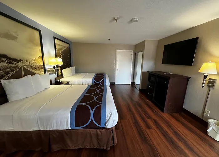 Super 8 By Wyndham Houston Webster Nasa