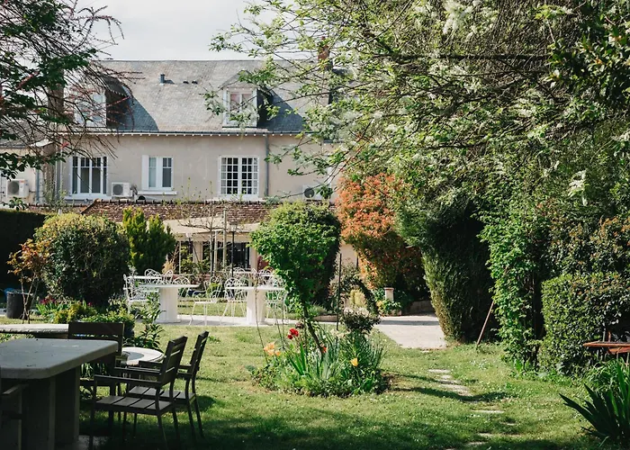 Logis Hotels Auberge Du Centre Chateaux de la Loire Chitenay