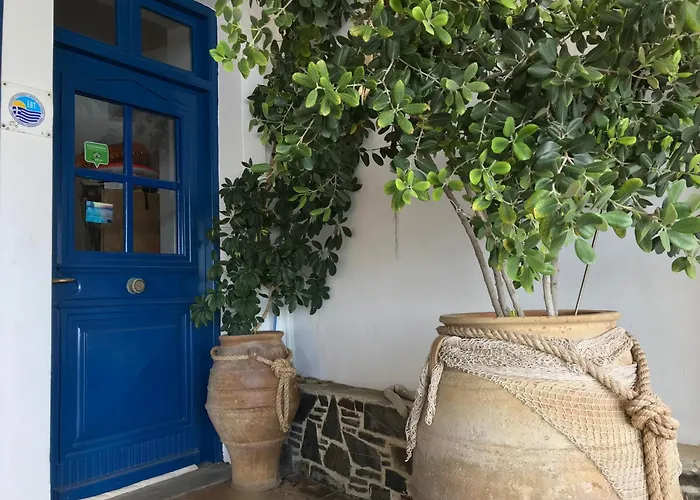 To Votsalo-Beach Side Studios & Taverna