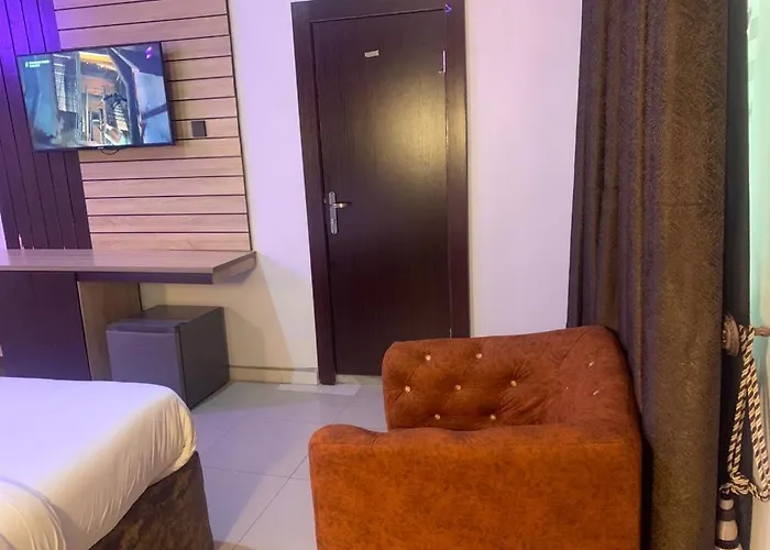 Royal Vantage Hotel And Suites