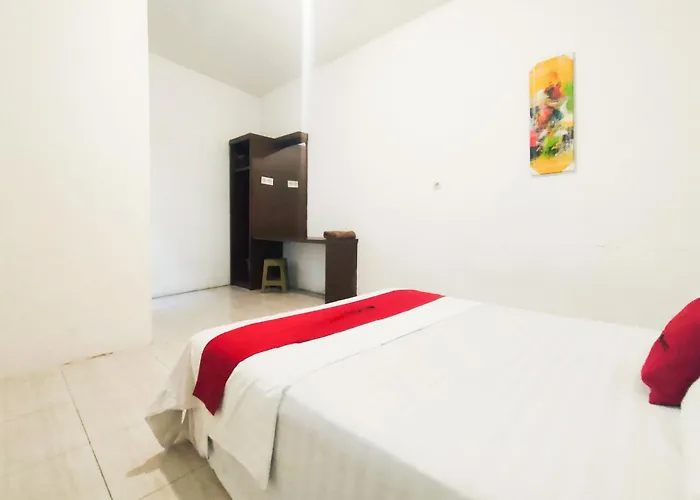 Reddoorz Syariah Near Rs Siti Khodijah Sepanjang