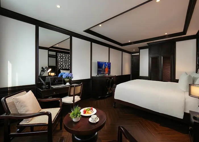 May De Ville Crown Hotel