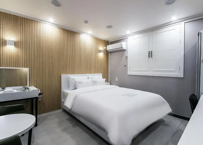 Hotel The City