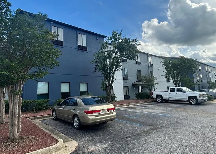 Quality Inn & Suites At Airport Blvd I-65