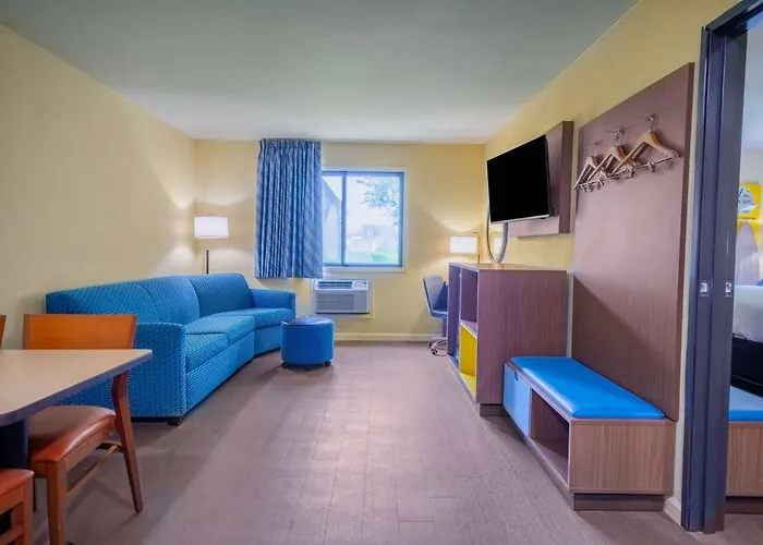 Days Inn & Suites By Wyndham Waterloo
