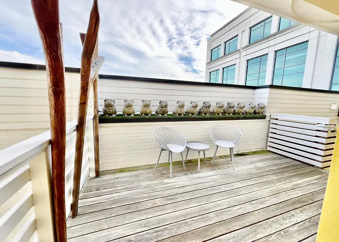 The Hive 301 King Suite