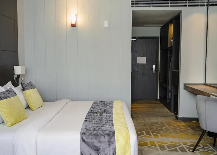 Manhattan Business Hotel, Male