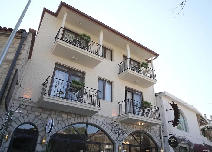 Pietra Social House