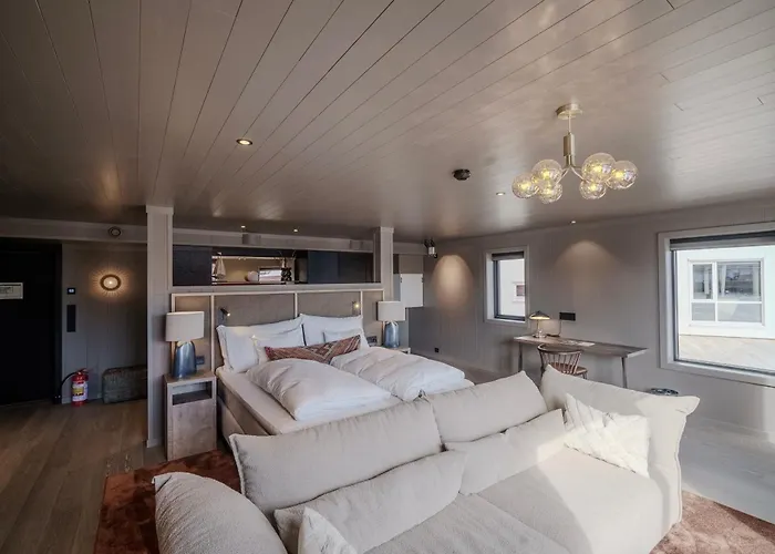 Henningsvaer Bryggehotell - By Classic Norway Hotels