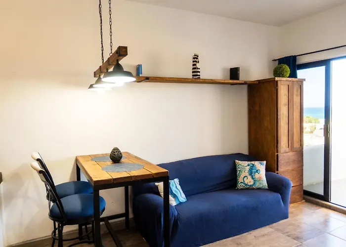 Casa Arrecife - Dorado Suite, Fast Wifi & Balcony! Beach Is Steps Away!